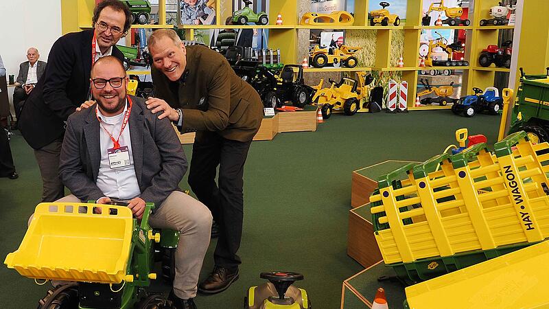 Rolly Toys aus Neustadt steht f&uuml;r hochwertige Kinderfahrzeuge, besonders aus der Landwirtschaft. Das Design stimmt mit den &bdquo;gro&szlig;en Kollegen&ldquo; &uuml;berein. IHK-Pr&auml;sident Dr. Andreas Engel versucht sich als Treckerfahrer, hinten Frank Schneider und Landrat Sebastian Straubel.