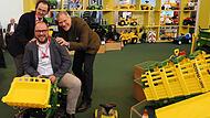 Rolly Toys aus Neustadt steht f&uuml;r hochwertige Kinderfahrzeuge, besonders aus der Landwirtschaft. Das Design stimmt mit den &bdquo;gro&szlig;en Kollegen&ldquo; &uuml;berein. IHK-Pr&auml;sident Dr. Andreas Engel versucht sich als Treckerfahrer, hinten Frank Schneider und Landrat Sebastian Straubel.
