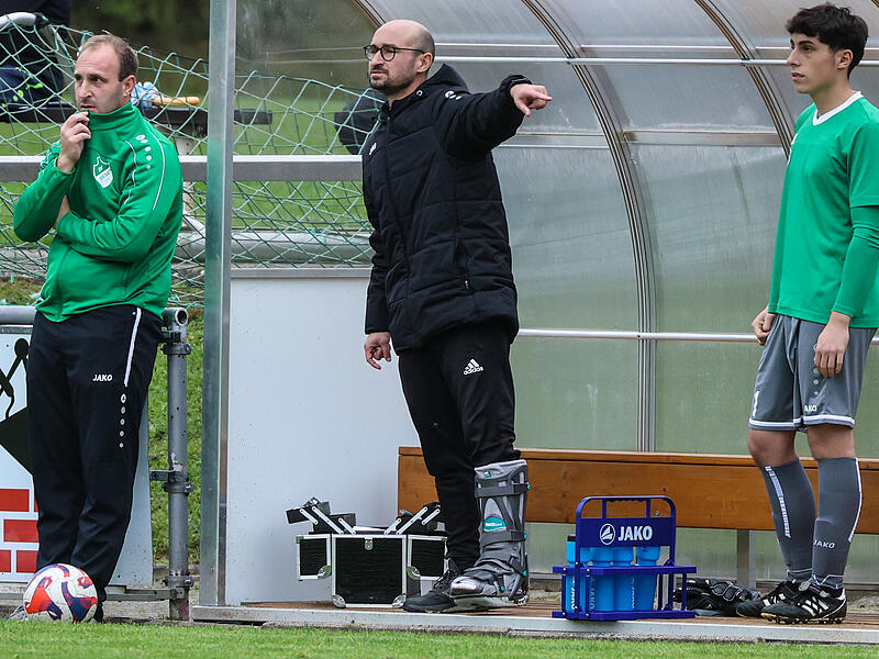 Friesens Trainer Frederic Martin dirigiert seine Mannschaft beim Spiel gegen den FC Oberhaid aus der Box.