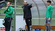 Friesens Trainer Frederic Martin dirigiert seine Mannschaft beim Spiel gegen den FC Oberhaid aus der Box.