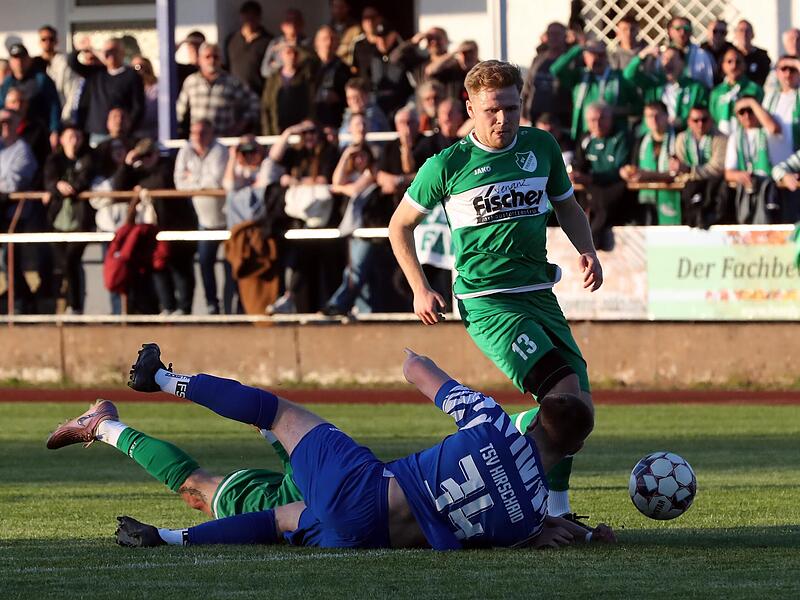 750 Zuschauer verfolgten das wichtige Bezirksligaspiel des SV Friesen (gr&uuml;n) in Hirschaid.