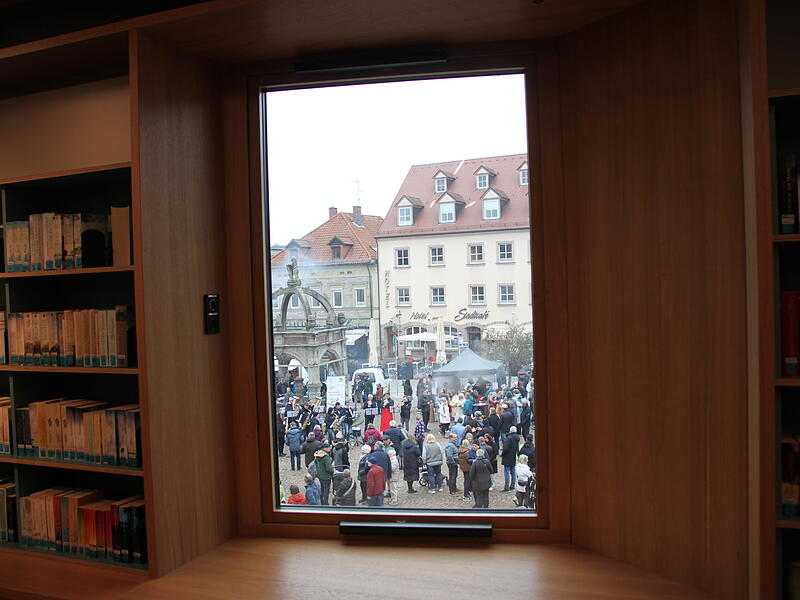 Von innen haben Besucherinnen und Besucher einen guten Blick auf den Marktplatz. Von innen haben Besucherinnen und Besucher einen guten Blick auf den Marktplatz.