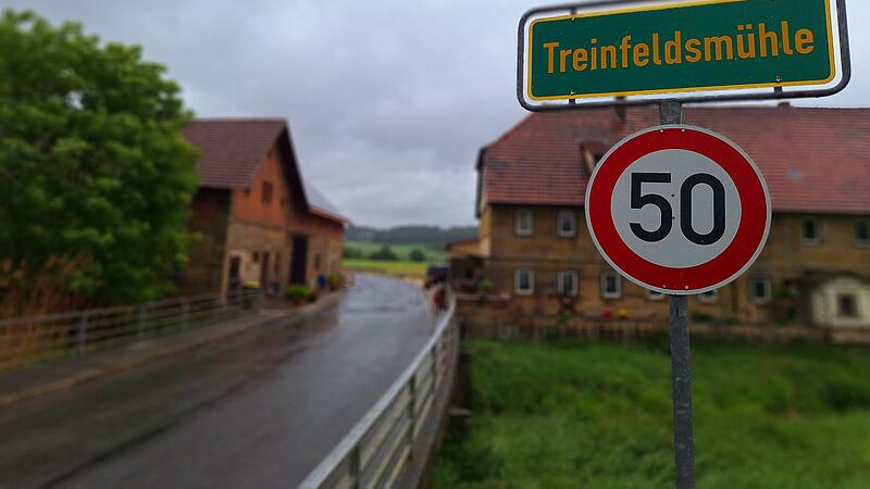 In diesem Anwesen (im Hintergrund) im Rentweinsdorfer Gemeindetteil Treinfeldm&uuml;hle ereignete sich der Raub&uuml;berfall.