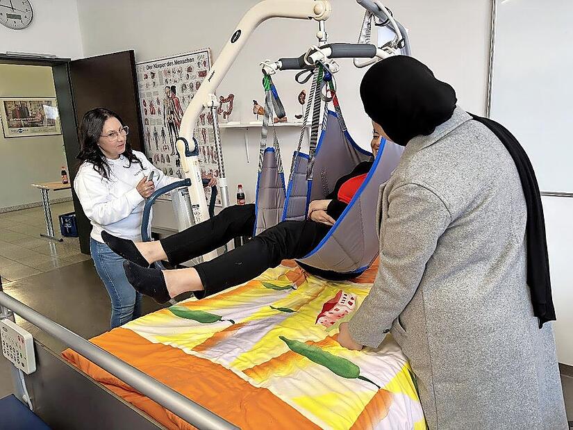 Praktische Übungen am Hebelifter veranschaulichen den interessierten Gästen die praktische Arbeit mit modernen Hilfsmitteln in der Pflege. Praktische Übungen am Hebelifter veranschaulichen den interessierten Gästen die praktische Arbeit mit modernen Hilfsmitteln in der Pflege.