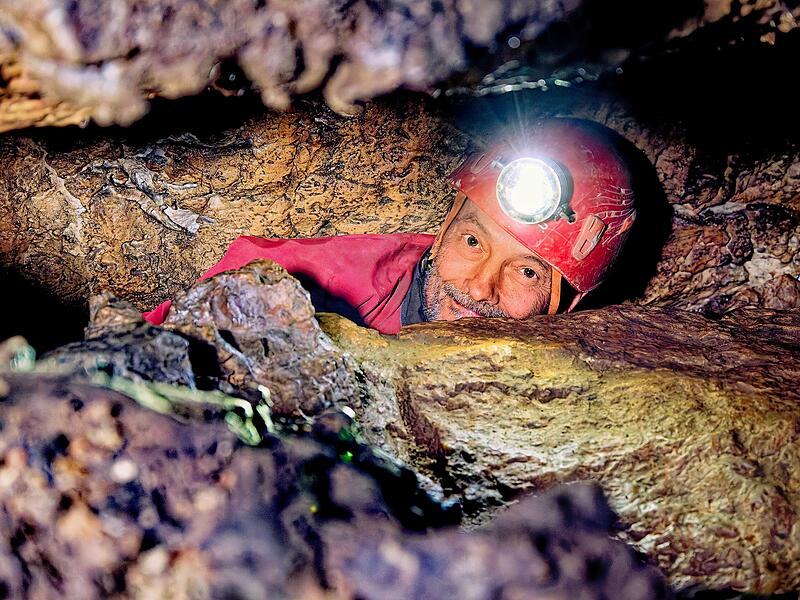 Uwe Röschlaub vom Catwheezle’s Castle in BambergHöhlenwanderung in der Fränkischen Schweiz Uwe Röschlaub, Inhaber des „Catwheezle’s Castle“ in Bamberg, steigt, klettert und schläft in Höhlen. Der Akku seiner Stirnlampe hält sieben Tage.