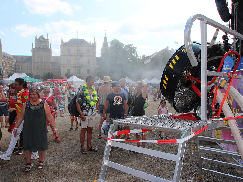 Herrliche Abk&uuml;hlung beim Samba-Festival - der Coburger Feuerwehr sei Dank