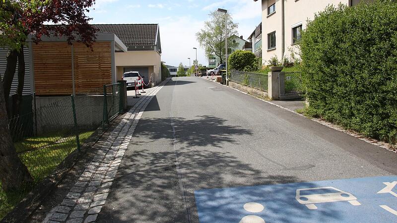 Die Schulstraße ist seit Herbst ein Streitpunkt in Weitramsdorf – wegen  der Sicherheit der Kinder. Zuletzt ging es um einen Carport, der angeblich die Sicht behindert.
