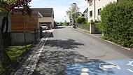 Die Schulstraße ist seit Herbst ein Streitpunkt in Weitramsdorf – wegen  der Sicherheit der Kinder. Zuletzt ging es um einen Carport, der angeblich die Sicht behindert.