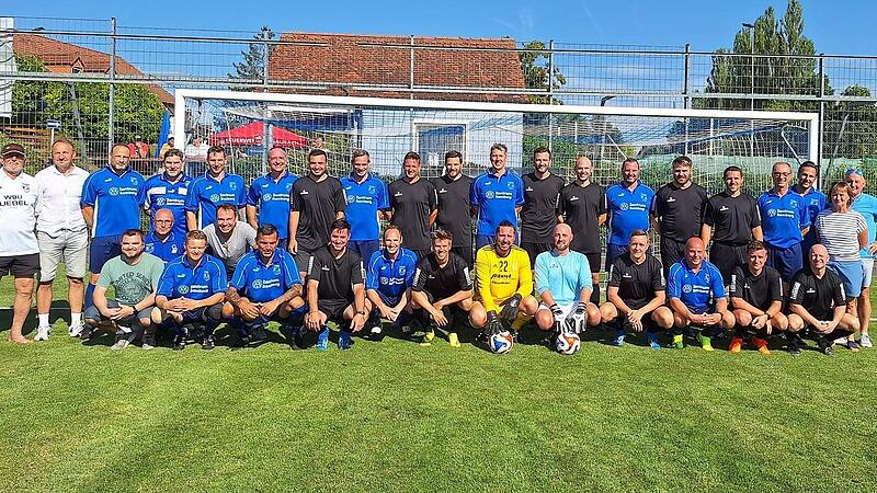Stephan Winterstein, Mario Herrmannsd&ouml;rfer, Bernd Oberst und viele mehr: Die SpVgg Stegaurach feierte angemessen.