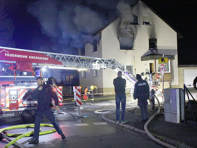 In der Nacht ist in Sonnefeld ein Brand ausgebrochen.  Viele Rettungskr&auml;fte r&uuml;ckten aus, auch ein Heli.
