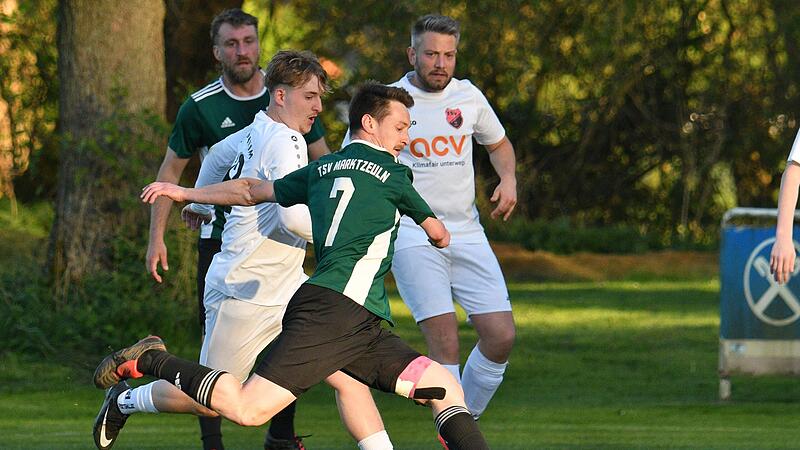 Der Marktzeulner Julian Stark, Torsch&uuml;tze zum 1:0 gegen den TSV Windheim, setzt zum Torschuss an. Noel Vetter kommt einen Schritt zu sp&auml;t.