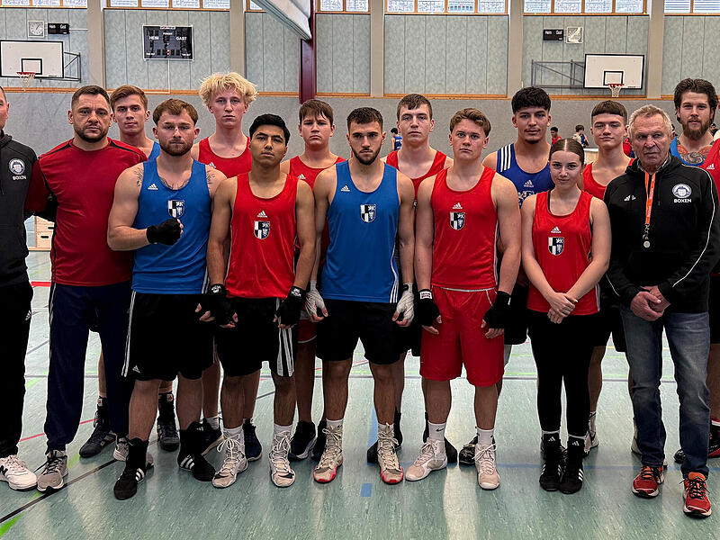 Die aktuelle Wettkampftruppe des ATS Kulmbach mit (von links) Trainer Alexander Maier, Betreuer Andi Neukam, Geronimo Brewington, Justin R&uuml;dinger, Maksym Kazachkov, Mahdi Qurbani, Timofii Vorchakov, Alex Stock, Muhamed Ali Moshkoev, Michael Dik, Bechir El-Mebri, Tamiya Gezerdag, Daniel S&uuml;&szlig;, Abteilungsleiter  Willy Kastner, Patrick Hoff und  Devrim Yilmaz.