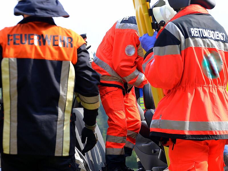 Pressig: Autofahrerin weicht Tier aus - Feuerwehr rettet sie nach Unfall Pressig: Autofahrerin weicht Tier aus - Feuerwehr rettet sie nach Unfall