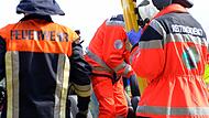 Pressig: Autofahrerin weicht Tier aus - Feuerwehr rettet sie nach Unfall Pressig: Autofahrerin weicht Tier aus - Feuerwehr rettet sie nach Unfall