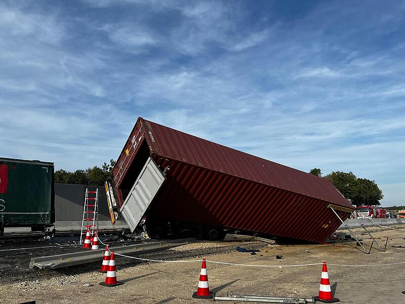 Dieser  Lkw durchbrach die Leitplanke.