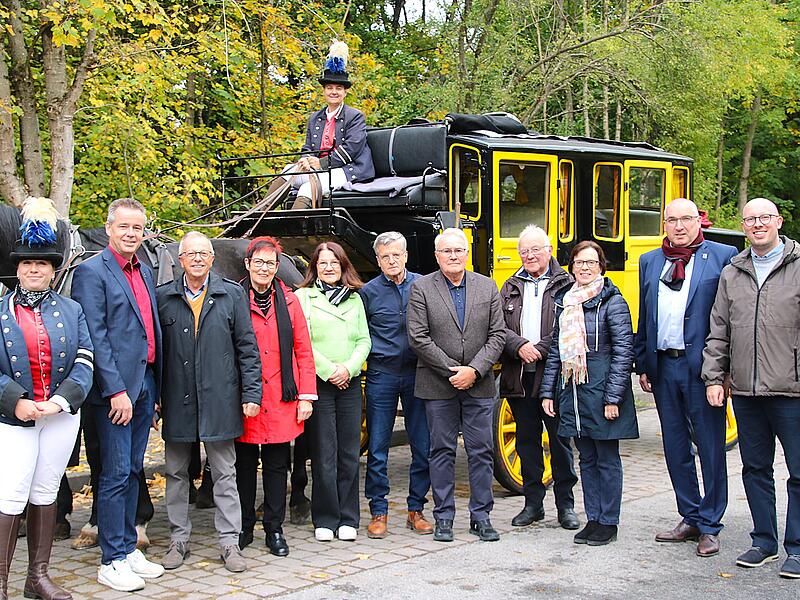 Gruppenbild bei Saisonschluss vor der Postkutsche. Von links: Paulina Kl&ouml;ffel, Thomas Beck, Emil M&uuml;ller, Christa Roth, Frau H&uuml;mmer, Harald H&uuml;mmer, Thomas Leiner, Hans K&ouml;rner, Jaqueline Barraud-Volk, Andreas Sandwall, Maik Richter. Auf der Kutsche: Yvonne K&ouml;rner.