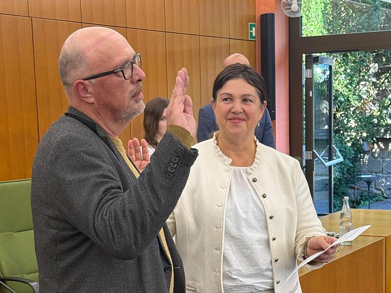 Thilo Moosmann wurde als Fischbacher Ortssprecher von Bürgermeisterin Angela Hofmann vereidigt Thilo Moosmann wurde als Fischbacher Ortssprecher von Bürgermeisterin Angela Hofmann vereidigt