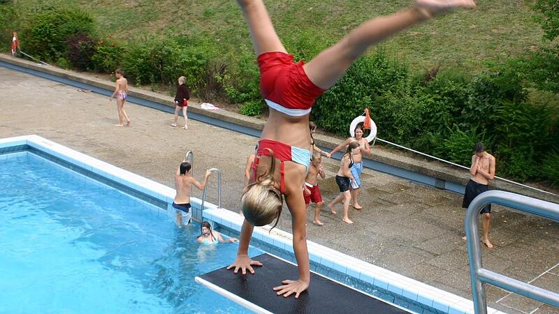 Das Beste, was man bei Hitze machen kann: Schwimmen gehen, zum Beispiel im Freibad Ebern.