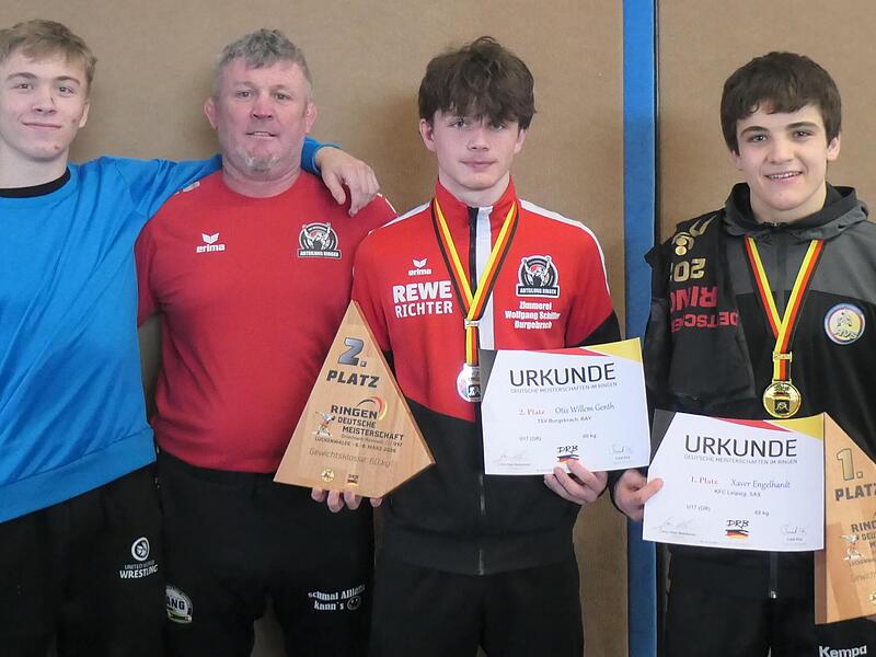 Arthur Peters, Trainer G&uuml;nter Montag, Otis Genth und Xaver Engelhardt (von links) vertraten den TSV Burgebrach erfolgreich bei der deutschen U17-Meisterschaft.