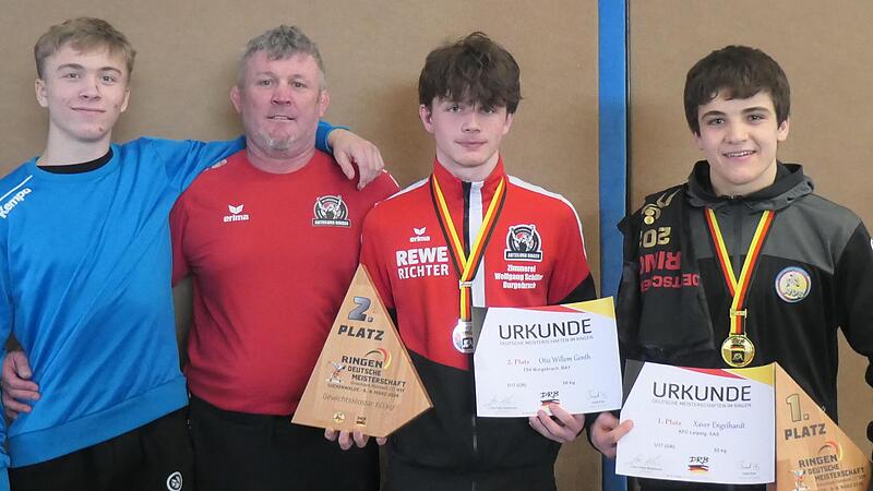 Arthur Peters, Trainer G&uuml;nter Montag, Otis Genth und Xaver Engelhardt (von links) vertraten den TSV Burgebrach erfolgreich bei der deutschen U17-Meisterschaft.