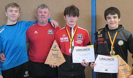 Arthur Peters, Trainer G&uuml;nter Montag, Otis Genth und Xaver Engelhardt (von links) vertraten den TSV Burgebrach erfolgreich bei der deutschen U17-Meisterschaft.