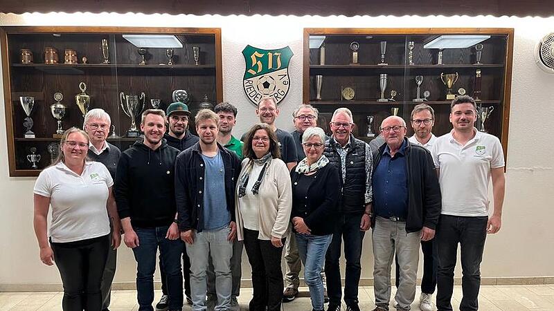 Mit der Vereinsnadel in Silber wurden Mitglieder für ihre 25-jährige Mitgliedschaft  ausgezeichnet. Unser Foto zeigt  (von links) Vorstandsmitglied Manuela Schuhmann, Ehrenamtsbeauftragten Stefan Schmitt, Felix Mangold, Tom Schumm, Christian Dorn,...