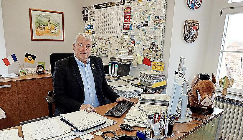 Ende des Monats muss Jürgen Hennemann den Stuhl in seinem Amtszimmer räumen. Dann endet die zwölfjährige Amtszeit des engagierten Kommunalpolitikers als 1. Bürgermeister der Stadt Ebern. Ende des Monats muss Jürgen Hennemann den Stuhl in seinem Amtszimmer räumen. Dann endet die zwölfjährige Amtszeit des engagierten Kommunalpolitikers als 1. Bürgermeister der Stadt Ebern.