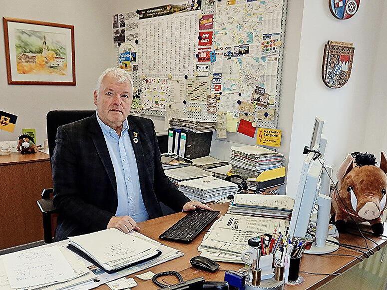 Ende des Monats muss J&uuml;rgen Hennemann den Stuhl in seinem Amtszimmer r&auml;umen. Dann endet die zw&ouml;lfj&auml;hrige Amtszeit des engagierten Kommunalpolitikers als 1. B&uuml;rgermeister der Stadt Ebern.