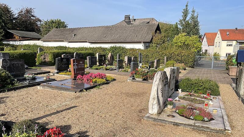 Auf dem Friedhof in Wittershausen hat die Gemeinde Grab-Einfassungen entfernen lassen. Dadurch wurde mehr Platz zwischen den Gräbern geschaffen. Auf dem Friedhof in Wittershausen hat die Gemeinde Grab-Einfassungen entfernen lassen. Dadurch wurde mehr Platz zwischen den Gräbern geschaffen.