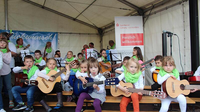 Die &bdquo;Ohrw&uuml;rmer&ldquo; sind eine generationen&uuml;bergreifende Gruppe. Bei ihrem Auftritt dr&auml;ngten sich die Zuh&ouml;rer  dicht vor der B&uuml;hne.