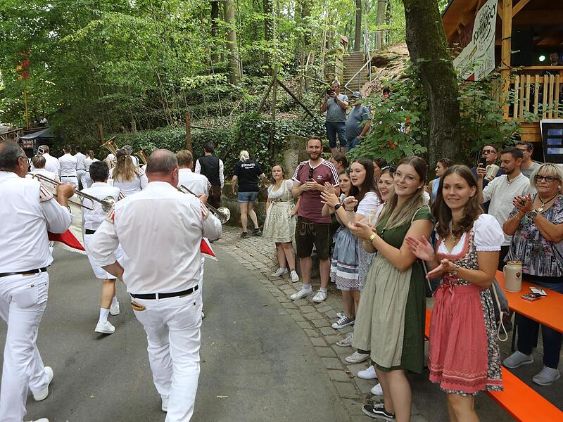 Viele Zuschauer warteten im Kellerwald auf den Umzug.Der Annafest-Umzug in Forchheim 2022