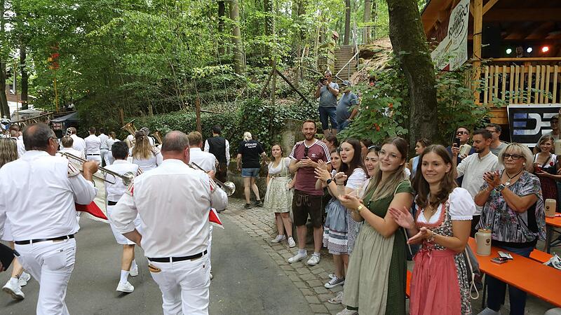 Viele Zuschauer warteten im Kellerwald auf den Umzug.Der Annafest-Umzug in Forchheim 2022