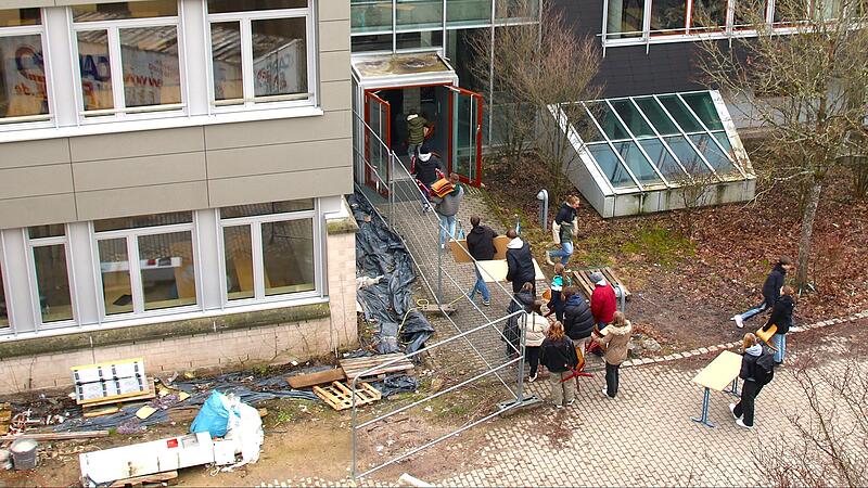 Umzug in neue Klassenräume Arnold-Gymnasium Neustadt