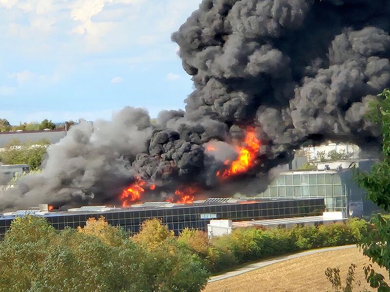 Trampolinhalle in Flammen: Verletzt worden sei niemand. Trampolinhalle in Flammen: Verletzt worden sei niemand.