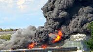 Trampolinhalle in Flammen: Verletzt worden sei niemand. Trampolinhalle in Flammen: Verletzt worden sei niemand.