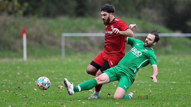 T&uuml;rkiyemspors Emir Bas (links) wird von Abtswinds Tobias Werner abgegr&auml;tscht.