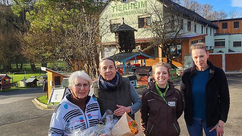 Margit Haydu hat gesammelt und konnte mit den Geldgeschenken zu ihrem 80. Geburtstag Tierheimleiterin Ursula Boehm 2000 Euro &uuml;bergeben. Mit der Tierheimchefin freuen sich deren Vize Luci Schr&ouml;der und Stiftungsmitglied Chris Wirsching (von links).