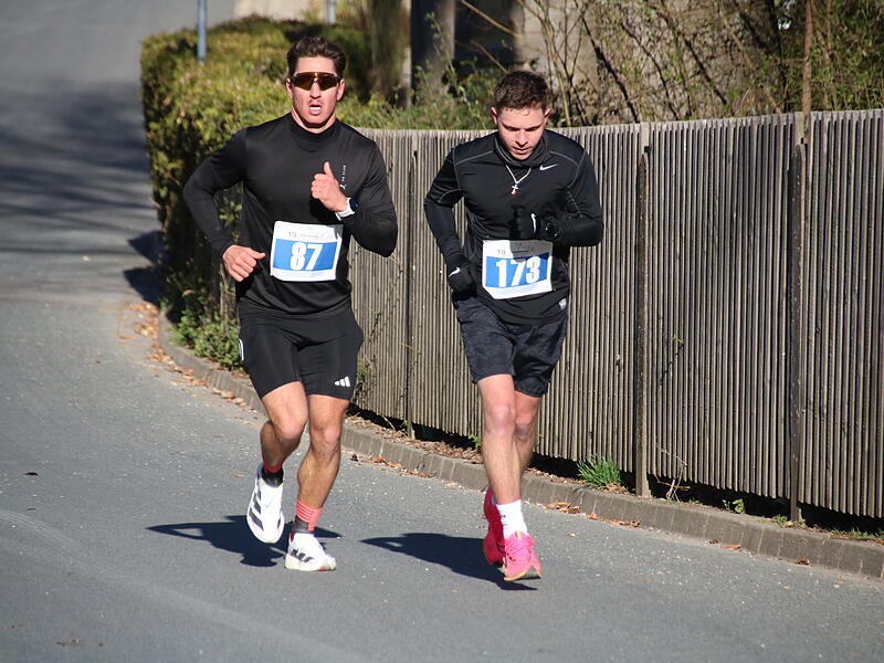 Strahlender Sonnenschein, aber nur niedrige Plusgrade erwartete die L&auml;ufer beim 19. Obermain-Marathon rund um Bad Staffelstein. Die Marathon-Strecke f&uuml;hrte wieder an den beiden Wahrzeichen der Kurstadt, dem Kloster Banz und der Basilika Vierzehnheiligen vorbei.