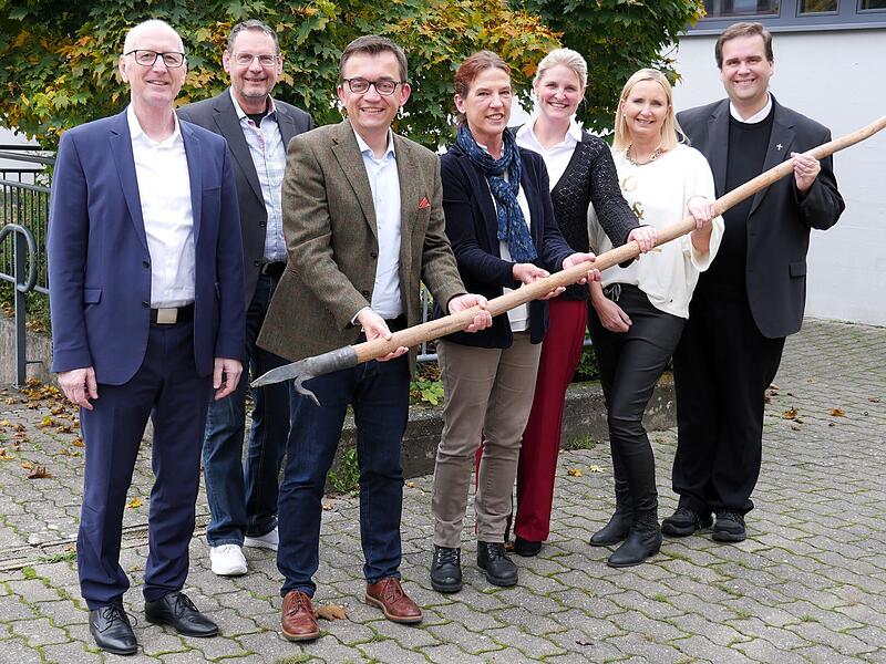 Den Floßhaken fest in der Hand hat die neue Schulleiterin der Grundschule Wallenfels. Von links Schulamtsdirektor Ulrich Lang, Jens Schmidt (Personalrat), Bürgermeister Jens Korn, Anne Neubauer, Lisa Spranger, Sandra Behrschmidt (Förderverein) und Pfarrer Detlef Pötzl