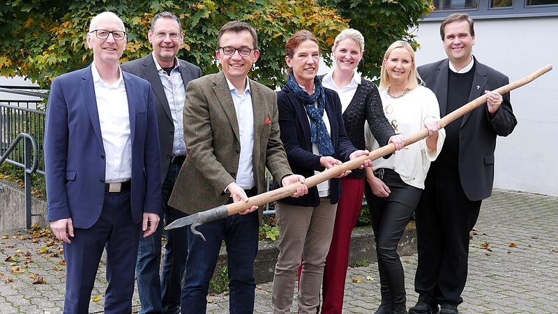 Den Floßhaken fest in der Hand hat die neue Schulleiterin der Grundschule Wallenfels. Von links Schulamtsdirektor Ulrich Lang, Jens Schmidt (Personalrat), Bürgermeister Jens Korn, Anne Neubauer, Lisa Spranger, Sandra Behrschmidt (Förderverein) und Pfarrer Detlef Pötzl