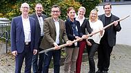 Den Floßhaken fest in der Hand hat die neue Schulleiterin der Grundschule Wallenfels. Von links Schulamtsdirektor Ulrich Lang, Jens Schmidt (Personalrat), Bürgermeister Jens Korn, Anne Neubauer, Lisa Spranger, Sandra Behrschmidt (Förderverein) und Pfarrer Detlef Pötzl