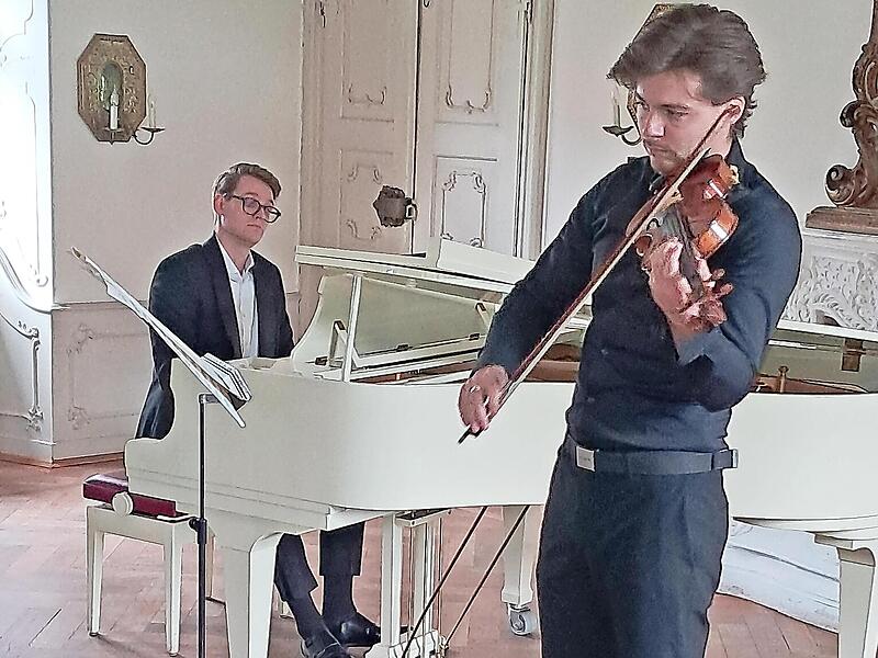 Die beiden K&uuml;nstler Maximilian Schairer (Piano) und Philipp Jonas (Violine).