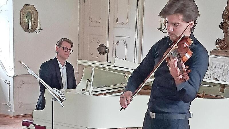 Die beiden Künstler Maximilian Schairer (Piano) und Philipp Jonas (Violine). Die beiden Künstler Maximilian Schairer (Piano) und Philipp Jonas (Violine).