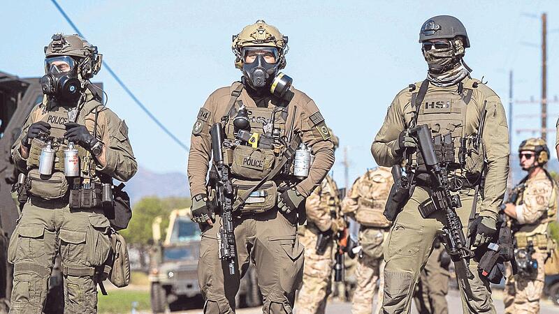 Bundesbeamte der Einwanderungsbeh&ouml;rde blockieren die Stra&szlig;e w&auml;hrend einer Razzia in Camarillo, Kalifornien. So schnell wie m&ouml;glich sollen nach Trumps Willen 10.000 weitere Einsatzkr&auml;fte eingestellt werden.