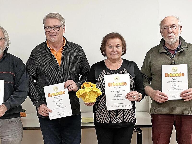 Birgit Lechner (links) und Manfred Vogel (rechts) hatten die Ehrungen langj&auml;hriger Mitglieder vorgenommen. Von links: Martin Lauer bekam seine Urkunde f&uuml;r 25 Jahre Mitgliedschaft, Hans Lechner f&uuml;r 30 Jahre. Rosemarie Theissen und Josef Hochleitner...
