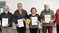 Birgit Lechner (links) und Manfred Vogel (rechts) hatten die Ehrungen langj&auml;hriger Mitglieder vorgenommen. Von links: Martin Lauer bekam seine Urkunde f&uuml;r 25 Jahre Mitgliedschaft, Hans Lechner f&uuml;r 30 Jahre. Rosemarie Theissen und Josef Hochleitner...