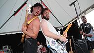 Gitarrist Nils Kratzel (vorne rechts) und Bassist Vinzenz Ständner von der Kulmbacher Punkband „If We Last“ geben alles. Im Hintergrund Schlagzeuger Jannik Tonn und Gitarrist Mustafa Mazioglu.