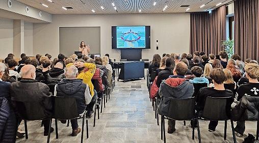 Dr. Carolin Rüger checkt mit den Mittelschülern die EU.