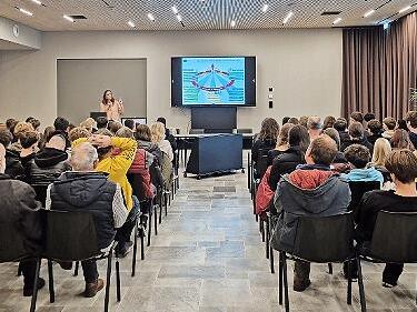 Dr. Carolin Rüger checkt mit den Mittelschülern die EU.