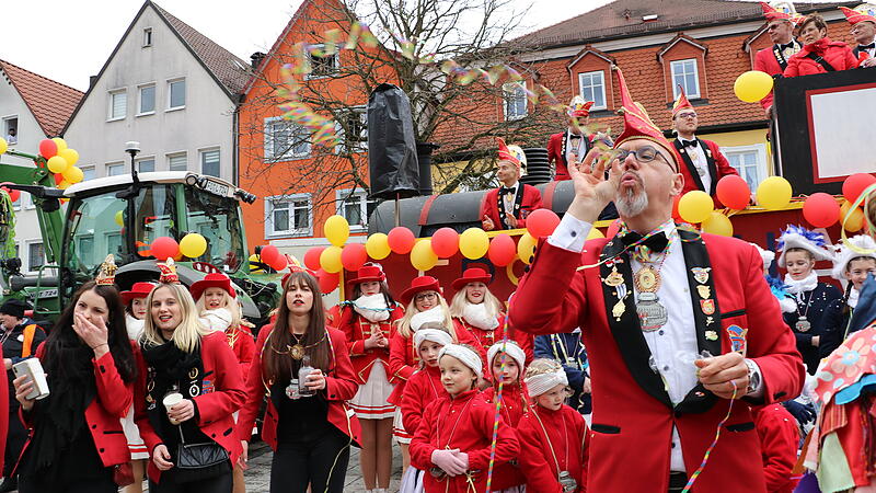 Beim Faschingsumzug in Ebermannstadt war den Narren aus der Fr&auml;nkischen Schweiz vieles geboten.